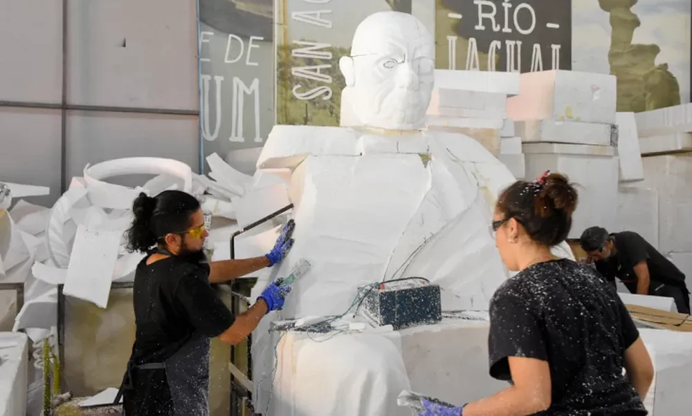 [FOTOS] Mirá cómo trabajan en el taller de utilería de la Fiesta del Sol