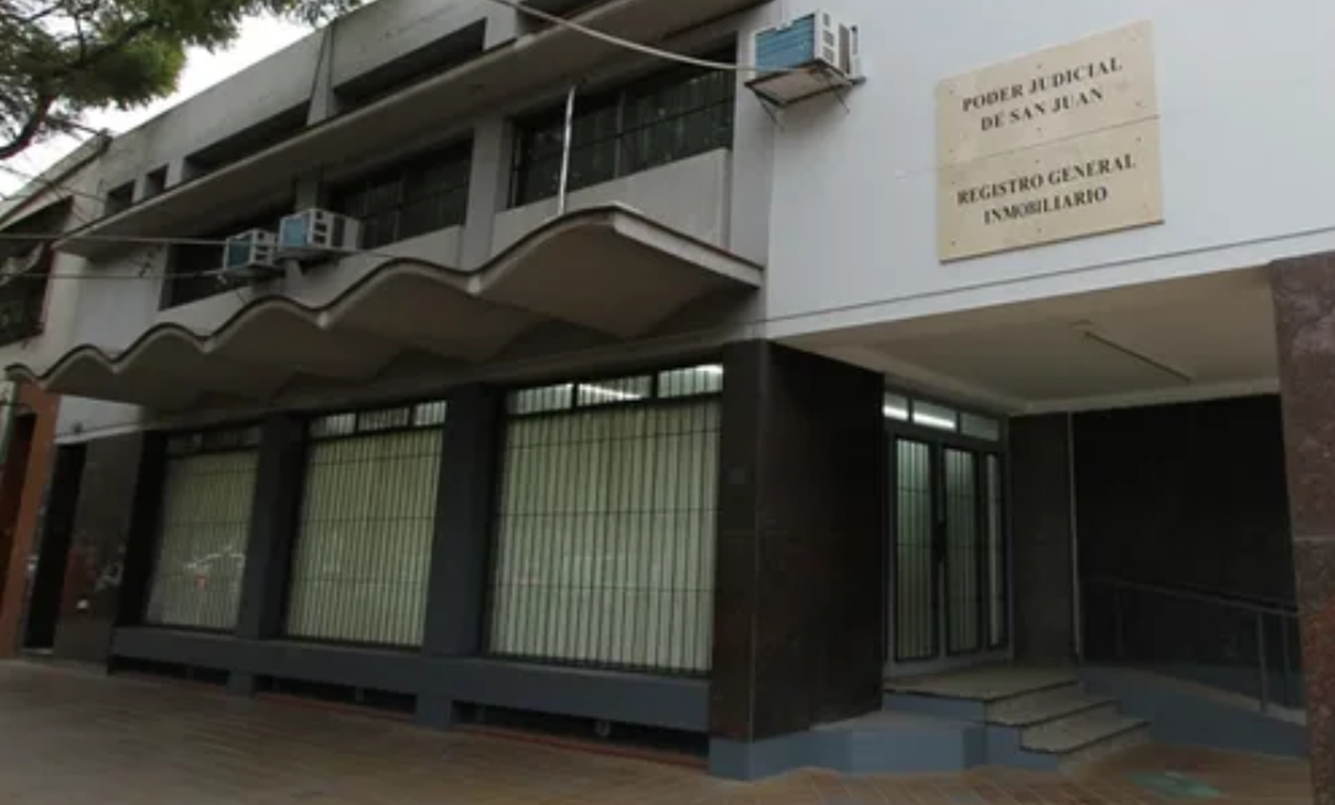 El empleado judicial, Juan Cruz Marinelli, trabajó en el Registro Inmobiliario hasta que cayó por presunto fraude. Luego fue trasladado a una defensoría oficial. Nunca perdió su trabajo en el Poder Judicial.&nbsp;