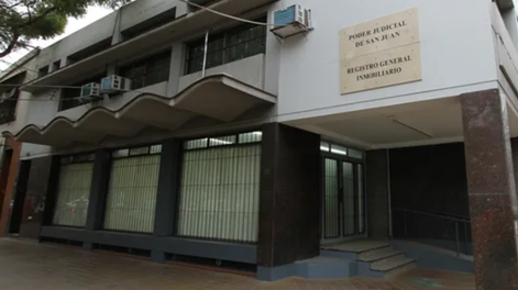 El empleado judicial, Juan Cruz Marinelli, trabajó en el Registro Inmobiliario hasta que cayó por presunto fraude. Luego fue trasladado a una defensoría oficial. Nunca perdió su trabajo en el Poder Judicial.&nbsp;