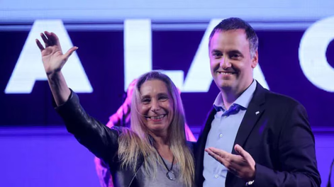 Karina Milei publicó una foto con Manuel Adorni como respaldo en el medio de la polémica.