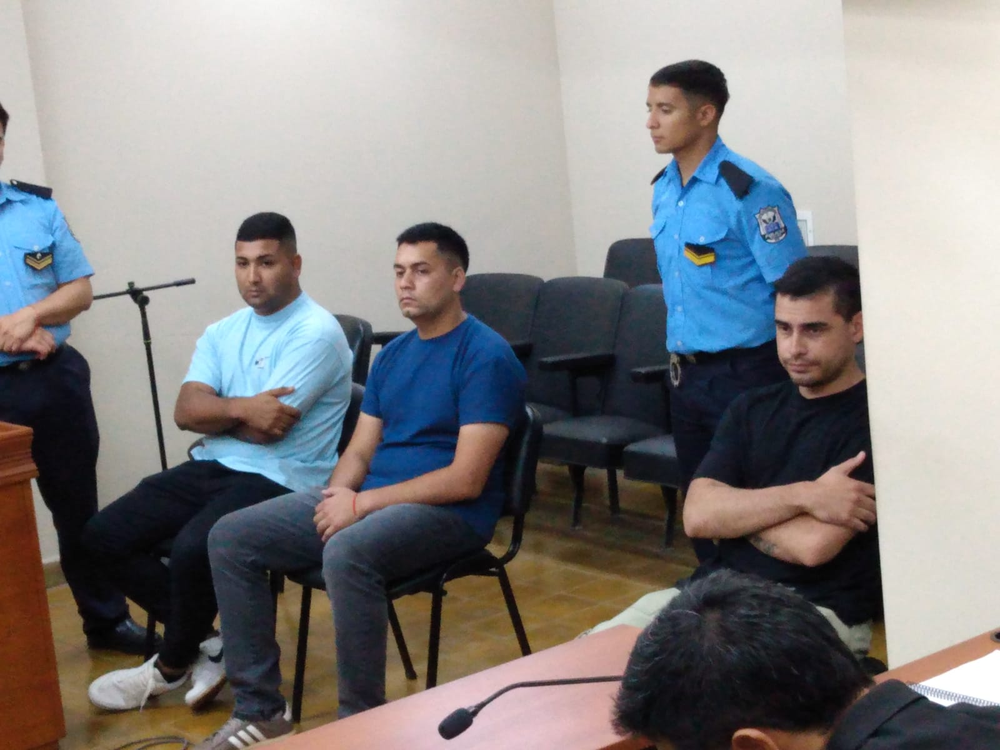 De izquierda a derecha: los policías Aballay y Paredes, más alejado, el cabo Díaz. Todos eran compañeros en la Motorizada N°2.