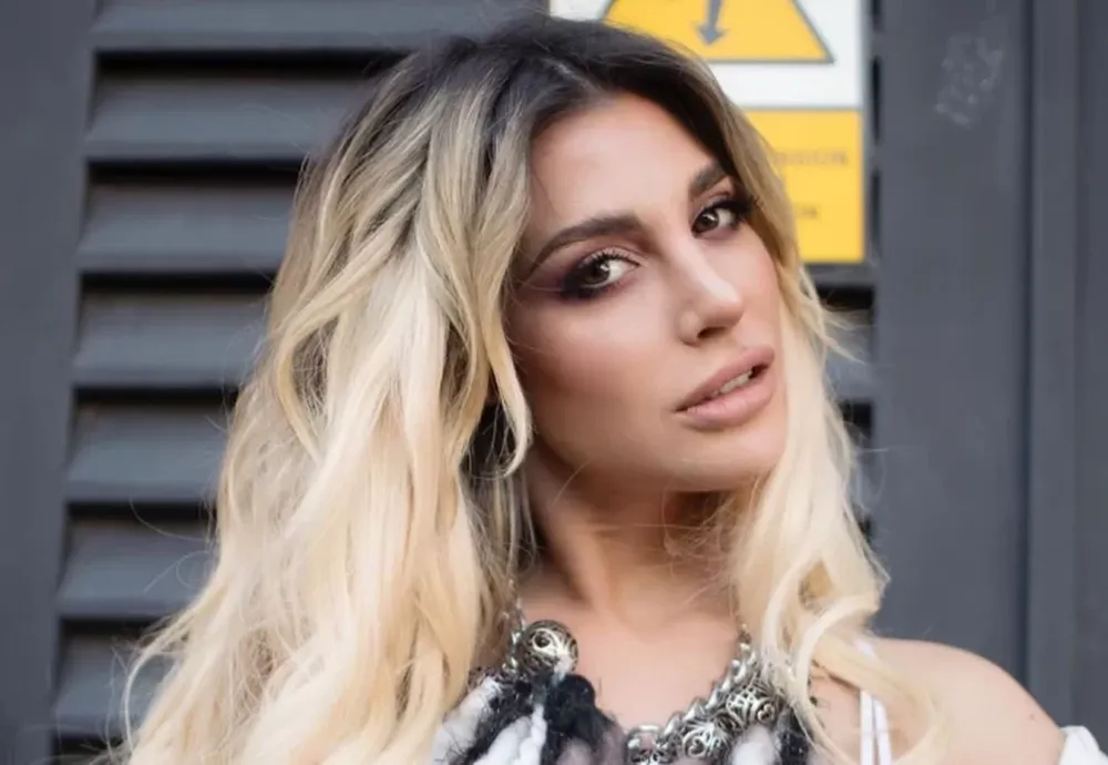 Stefy Xipolitakis se mostró desnuda en la cama y sus fans elogiaron su cola