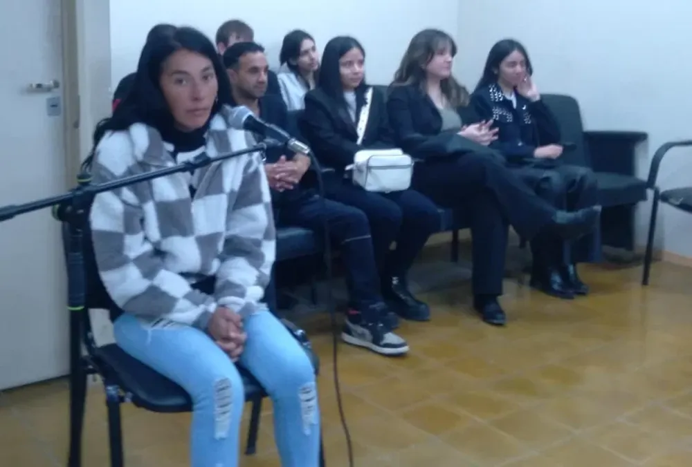 Laura Natalia Aguilera (izaquierda) seguirá en libertad. Si ofrece reparar el perjuicio causado, podría zafar del caso.