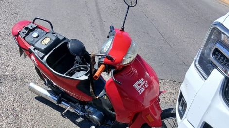 Choque entre una camioneta y una moto en Santa Lucía: una mujer sufrió fractura en su pierna