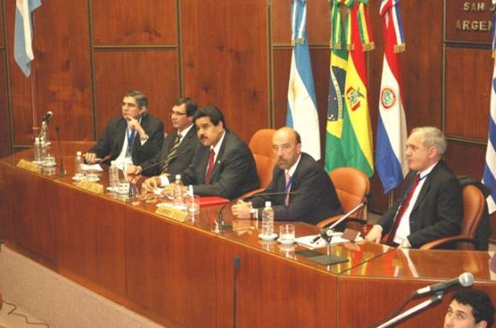 Canciller venezolano apuntó a Colombia