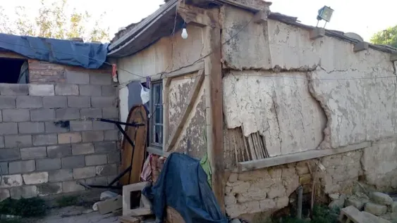 Los daños en el techo de la vivienda separan a una chica con retraso madurativo de su madre