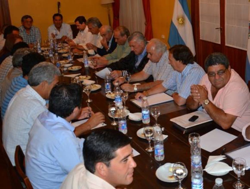 Tras las lluvias, arman un fondo para reparar calles