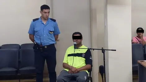 Al hombre detenido se le tapa la cara porque todavía su causa no fue formalizada y creen que no comprende la criminalidad del hecho ocurrido en el departamento del este sanjunino. Foto DIARIO DE CUYO.