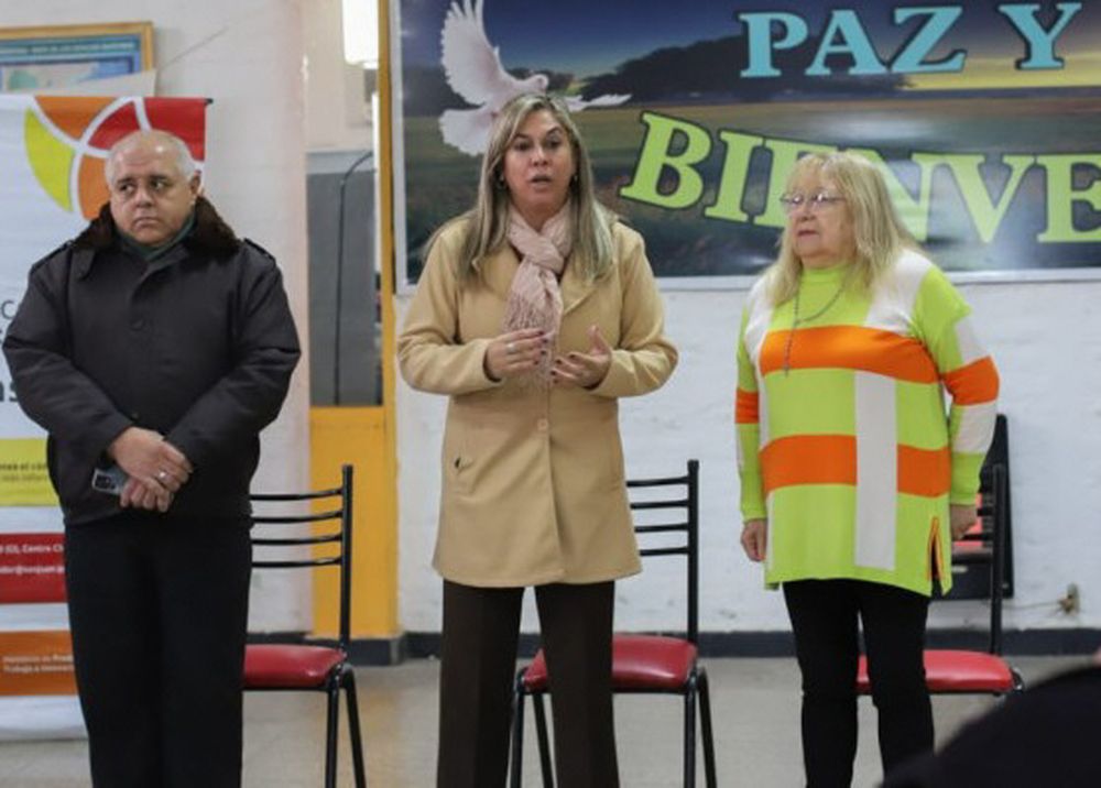 CAMPAÑAS. El personal de Defensa al Consumidor visita centros de jubilados y también las comunidades con los operativos interministeriales, donde suman denuncias por cobros indebidos y brindan información.