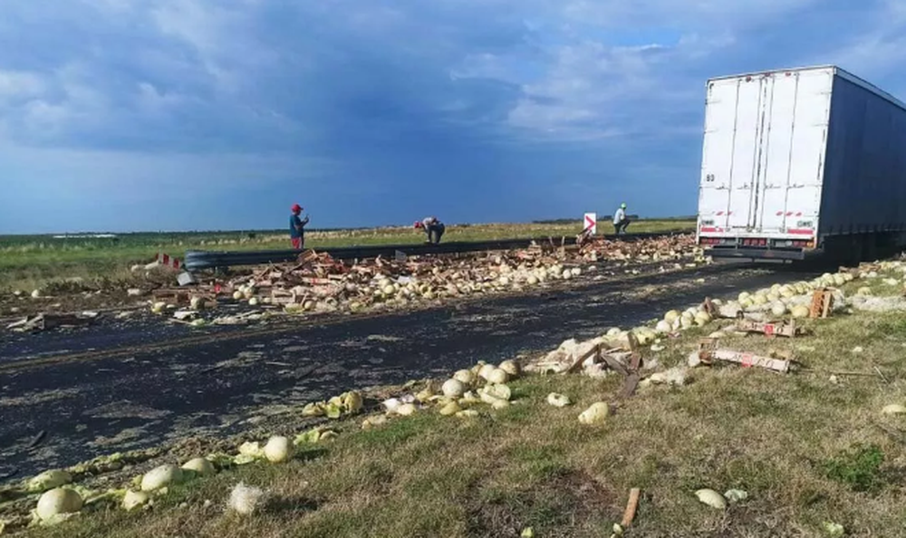Viajaba de San Juan a Buenos Aires y perdió su carga de melones en Córdoba