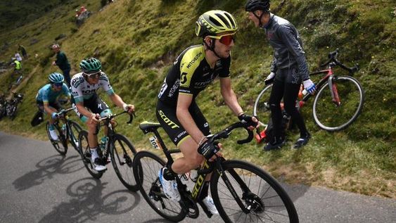 Simon Yates se impuso en la primera etapa de los Pirineos