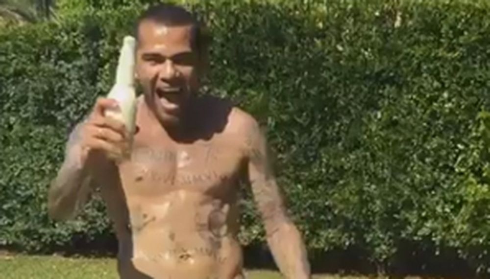 No vas a creer la forma en que Dani Alves abre la cerveza