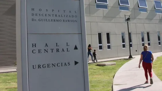 Un auto atropelló a una mujer y le quebró entera una pierna