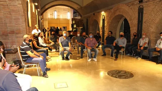 Animos caldeados por los contratos, en una reunión de los proveedores mineros locales