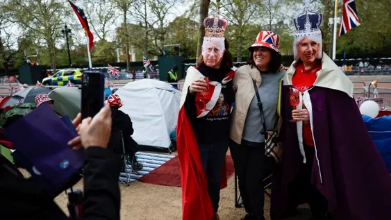 Con banderas, souvenirs y acampes, Londres se prepara para la coronación de Carlos III