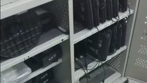 Debía solucionar problemas de internet en una escuela y aprovechó para robar netbooks