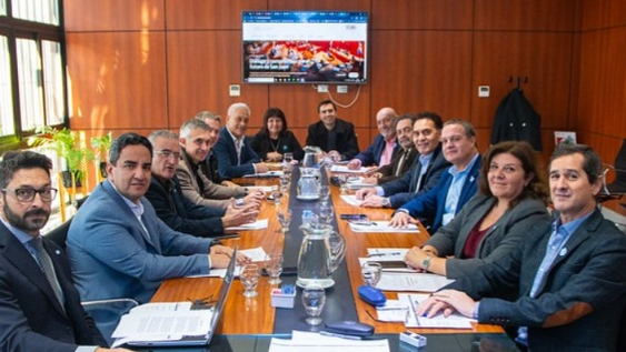 el oficialismo sale a explicar el plan de creditos de orrego con una reunion de los diputados con el ministro gutierrez