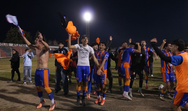 Delirio. Atlético Minero hizo historia en la cancha de Trinidad. Venció a 9 de Julio y se quedó con el Torneo Apertura de la Liga Sanjuanina.