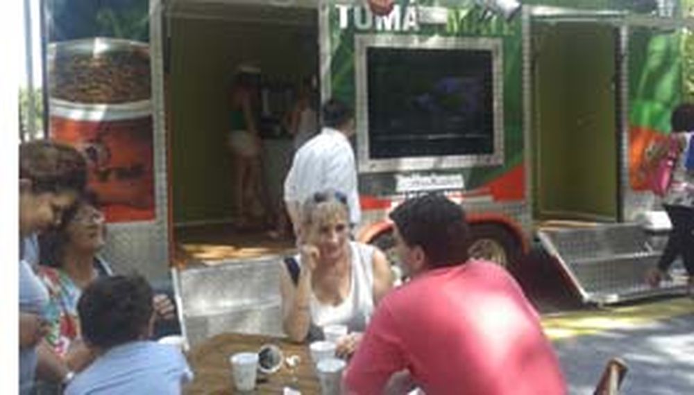 Degustando mate en plena Peatonal