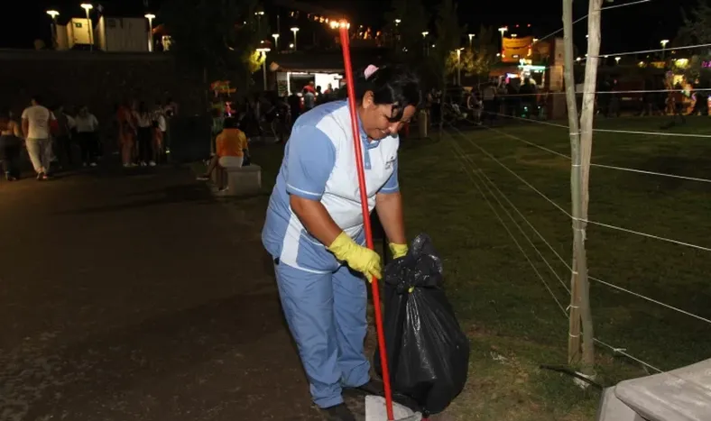 El trabajo de 16 horas diarias para mantener limpio el predio Costanera