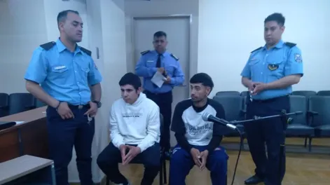 Carlos Cabaña (derecha) fue condenado por el delito de intimidación pública.  Su compañero de trabajo, Hugo Castro, fue sobreseído.