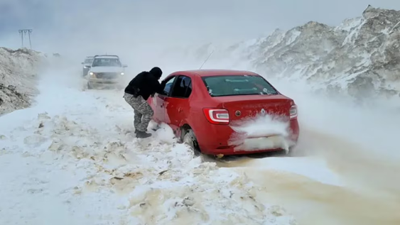El vehículo Renault Logan viajaba hacia Zapala sin cadenas para nieve cuando la acumulación en la calzada impidió su paso