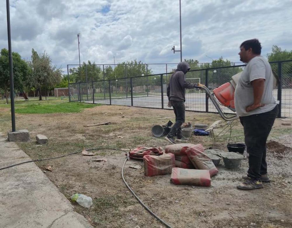A paso firme avanzan las obras de mejoras y refuncionalización en la Plaza del Barrio Higueritas, en Ullum.