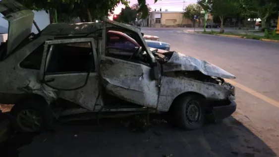 Perdieron el control del auto, ingresaron a una finca y se estrellaron contra un pilar