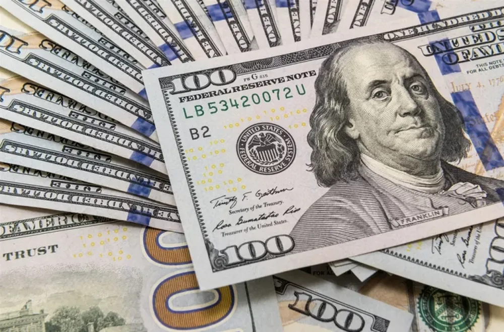 Tras siete subas al hilo, el dólar bajó 24 centavos y cerró en $44,69