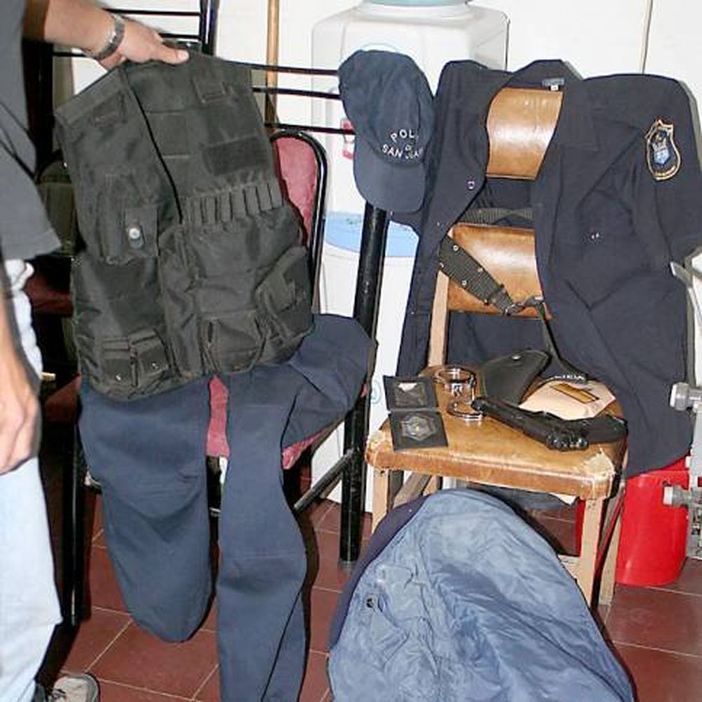 Acusado de falso policía, procesado por coacción