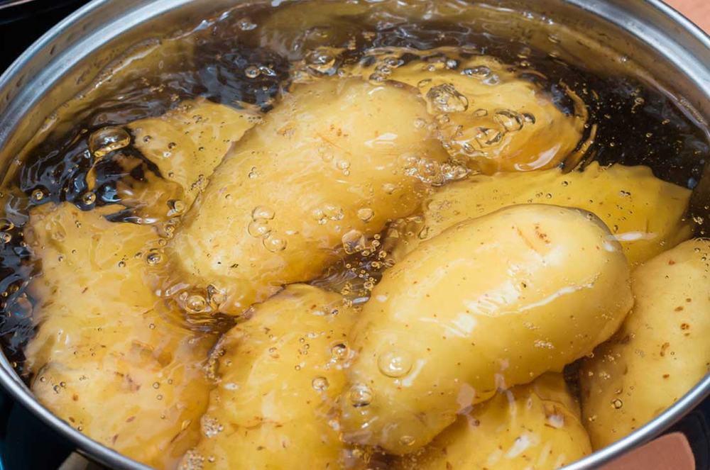 ¿Hay que pelar la papa antes de cocinarla?