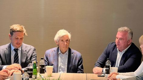 Rob McEwen, (centro) presidente de McEwen Copper, a cargo de proyecto Los Azules; Michael Meding, gerente general de Los Azules y Juan Pablo Perea, ministro de Minería de San Juan.