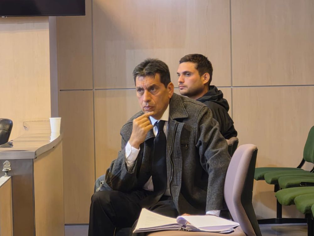 De la Fuente llega al juicio en prisión, junto con el otro acusado.