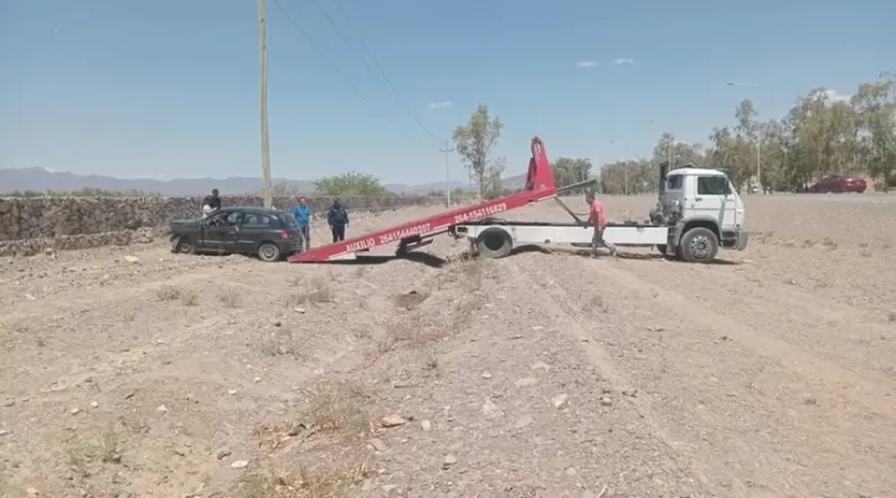 Grave choque en Jáchal: una mujer sufrió hundimiento de cráneo tras impactar su auto contra una defensa de piedras