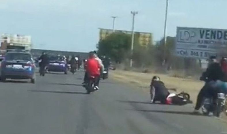Denuncian a patrulleros de la Policía de Santa Fe por atropellar motociclistas en picadas