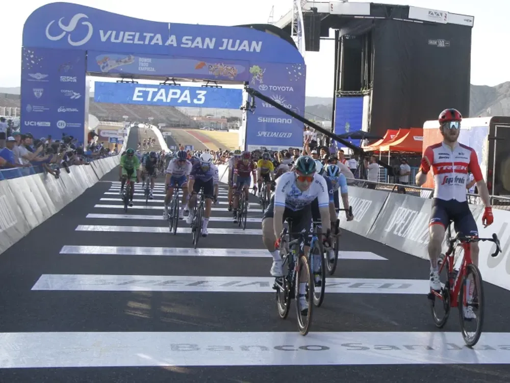 El norteamericano Quinn Simmons se escapó en el autódromo y ganó la tercera etapa