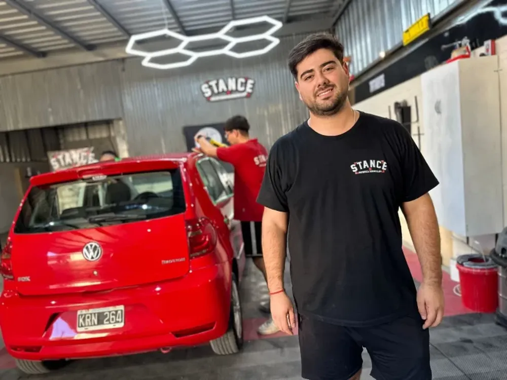 Leonel Adrover, propietario de la estética vehicular local STANCER, será columnista en la Revista Caras.