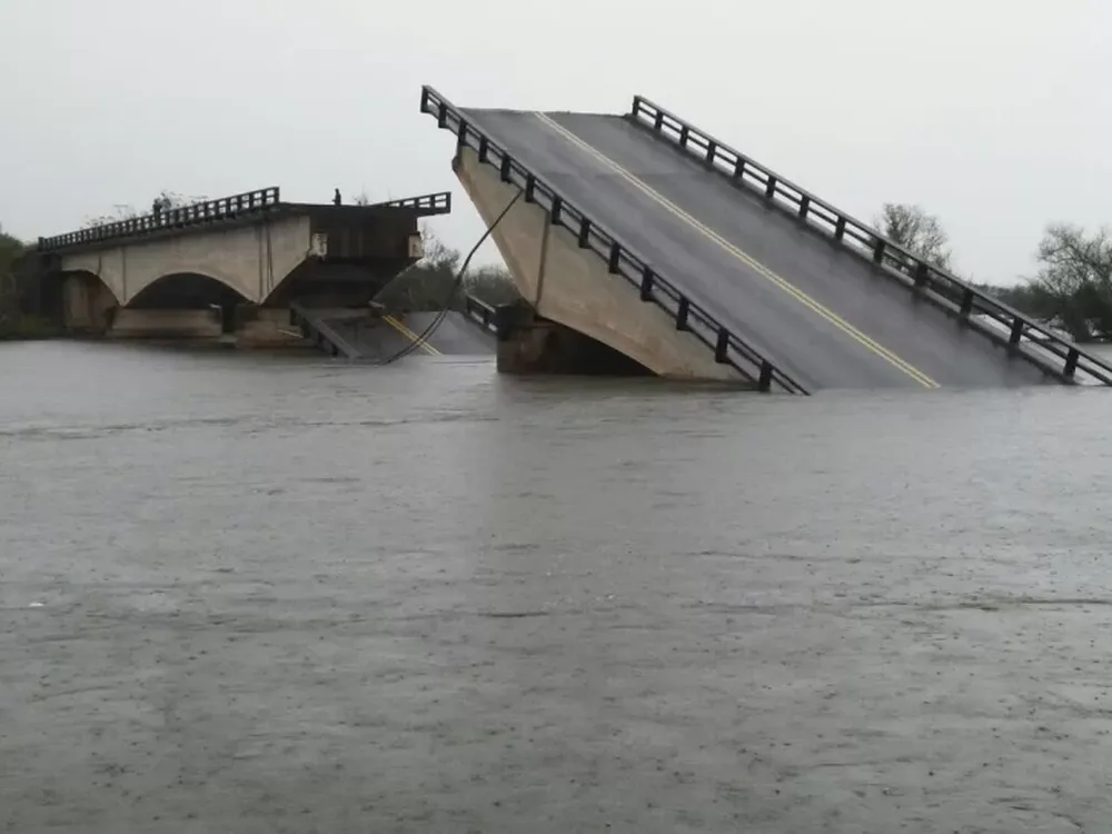 Corrientes: por las lluvias se cayó un puente