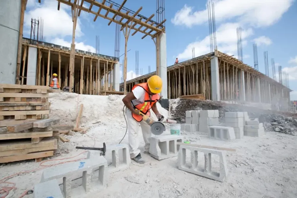 Según el INDEC, la industria y la construcción cayeron hasta 13,4% en marzo