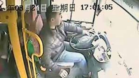 Poste cayó sobre un ómnibus y no mató a nadie de milagro