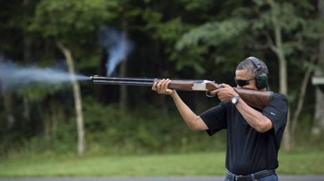 Polémica foto de Obama con un arma