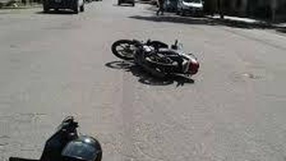 El accidente entre un auto y una moto dejó a un joven de 15 años con una grave fractura