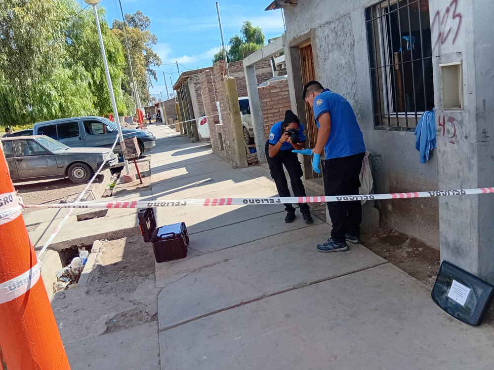 El principal sospechoso de dejar a una joven baleada en Rawson, en medio de un robo, fue detenido en Avenida Benavídez, a la altura de la Villa del Sur, en Chimbas, el jueves 16 de abril de 2026. Quedó aprehendido por Flagrancia, por portación de armas de fuego.&nbsp;