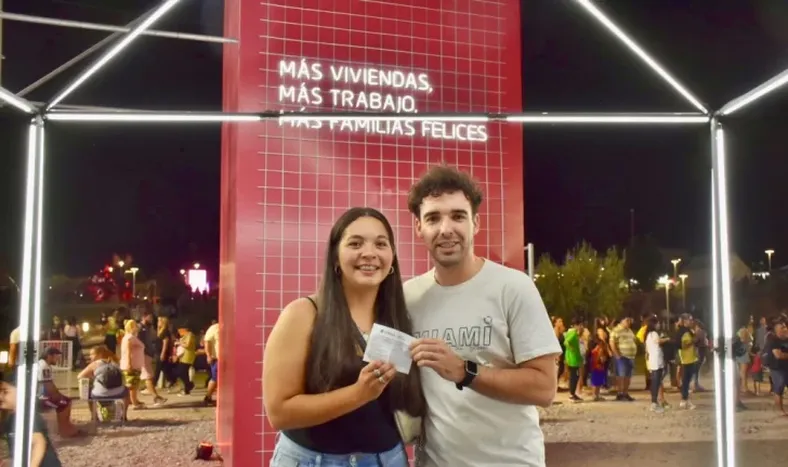 Una joven fue la ganadora de la cuarta vivienda sorteada por el IPV en la Fiesta del Sol