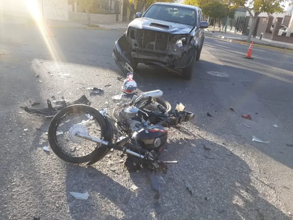 Fuerte choque entre una camioneta y una moto: un conductor hospitalizado y vehículos destrozados