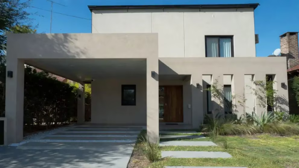 La fachada de una de las propiedades de Manuel Adorni.