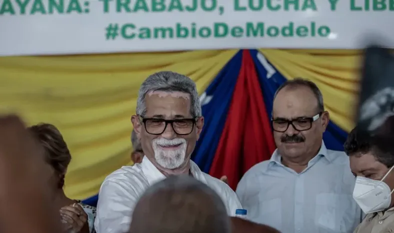 Un candidato le dio un cachetazo a otro frente a los electorales