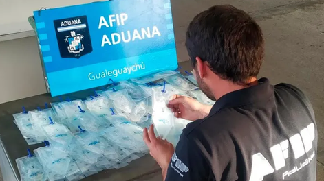 Aduana descubrió que un hombre llevaba 6 litros de semen porcino en su equipaje