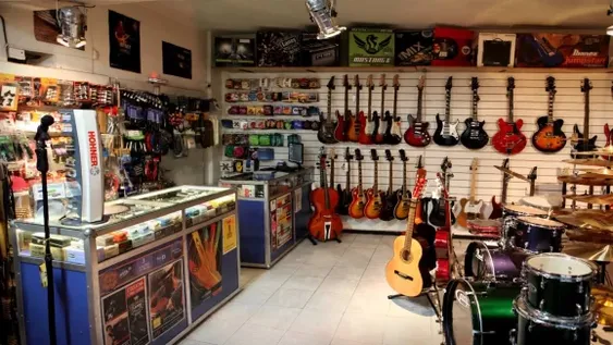 Robaron cinco guitarras valuadas en más de $300.000 de un local céntrico
