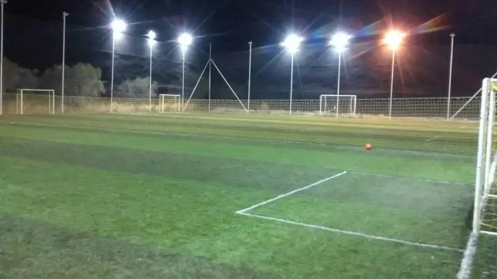 Investigan el accidente de una mujer que chocó contra la tela de una cancha